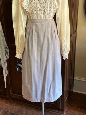 1980’s Ann Stevens Sz 26 Classic High-Waist Pinstripe Midi Skirt in Light Gray